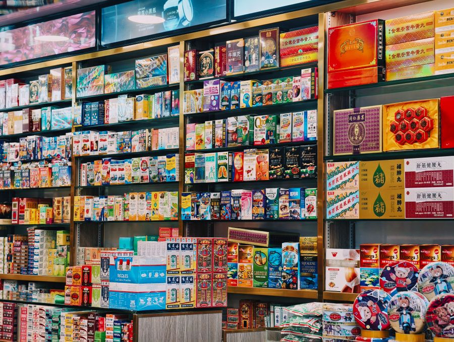 货架上陈列着丰富的超市商品